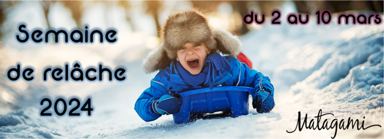 Image d'un enfant qui glisse dans une luge de couleur bleue sur la neige.